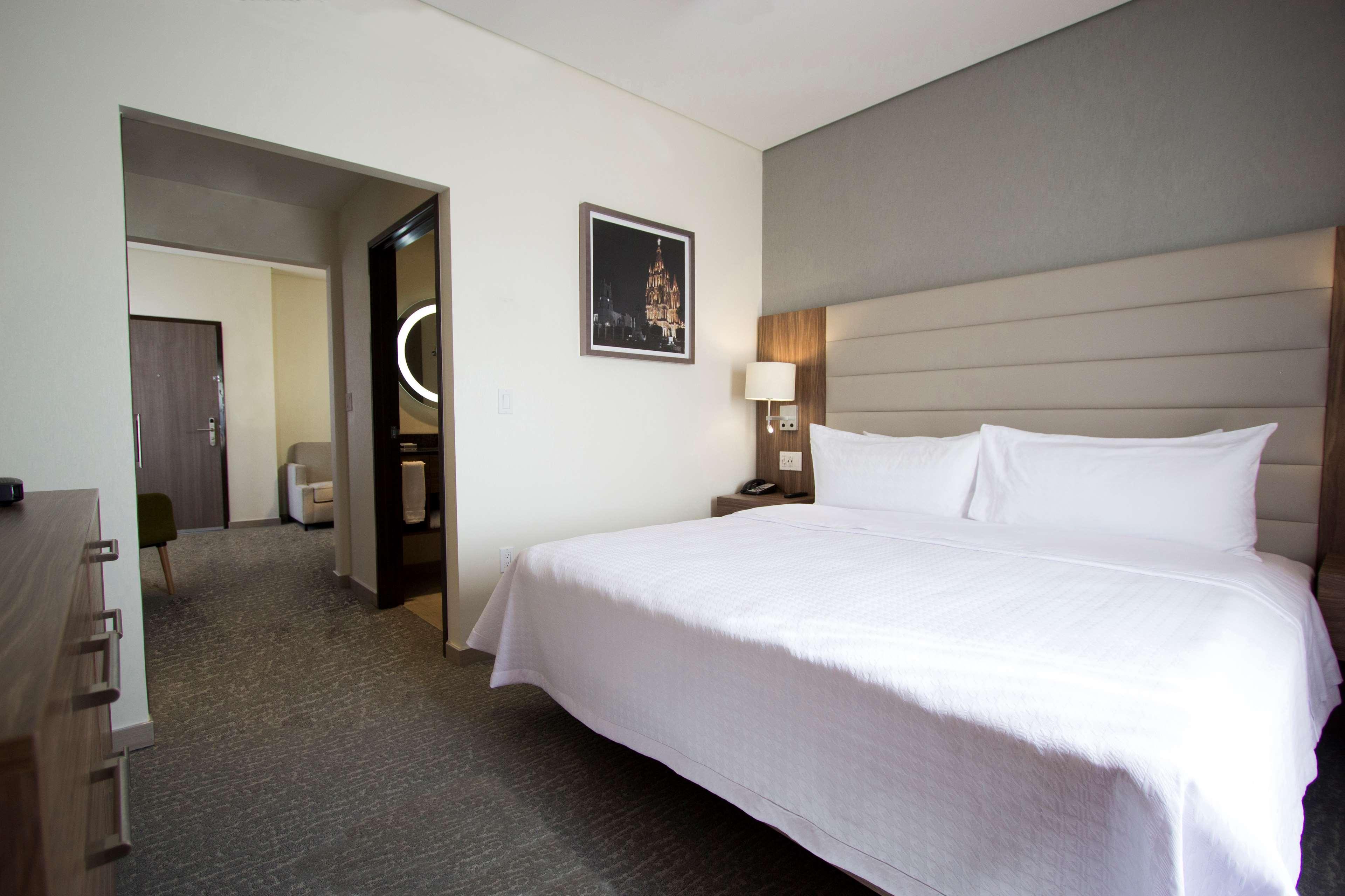 Fiesta Inn Suites Aeropuerto Del Bajio Silao Zewnętrze zdjęcie