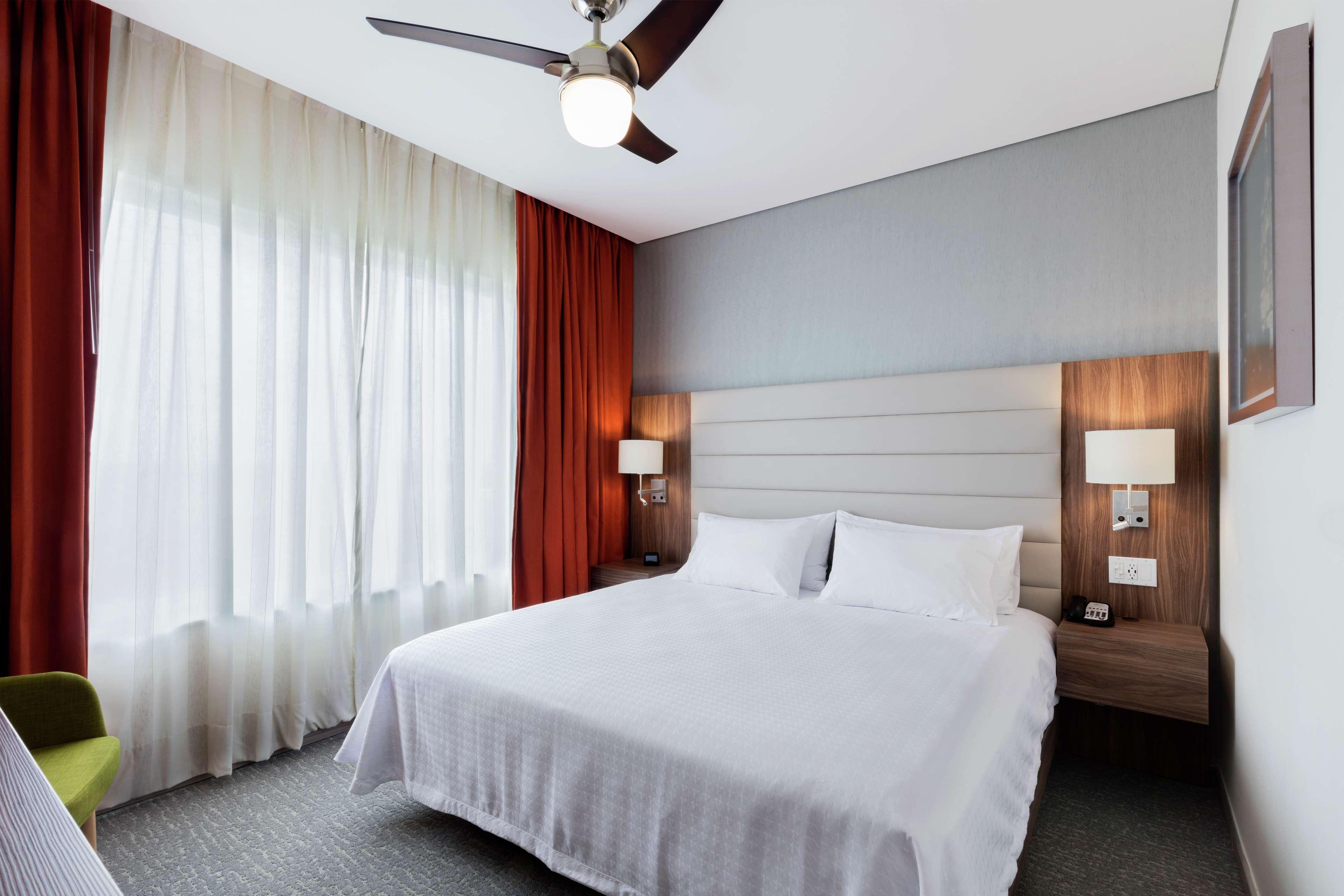 Fiesta Inn Suites Aeropuerto Del Bajio Silao Zewnętrze zdjęcie