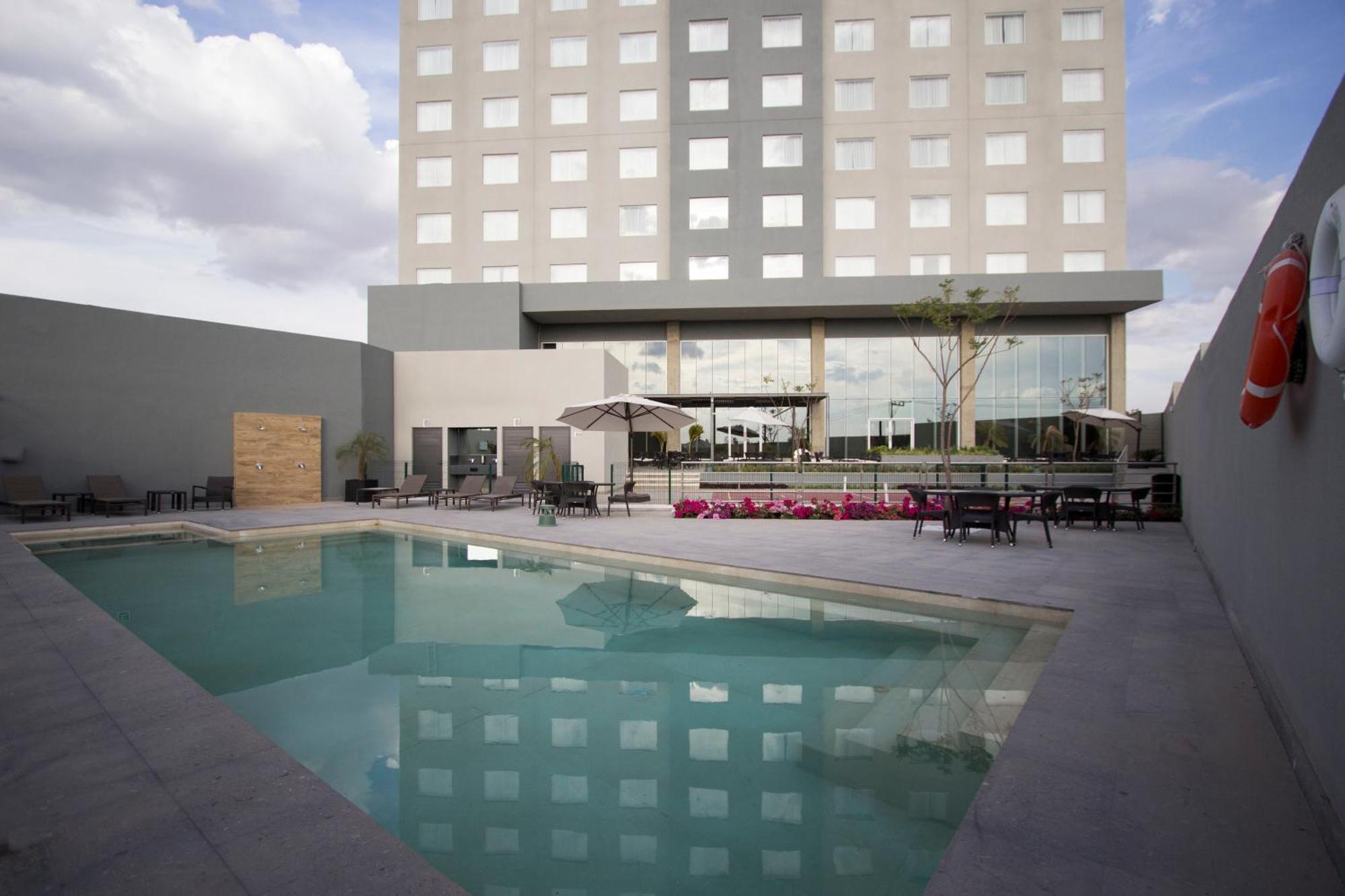 Fiesta Inn Suites Aeropuerto Del Bajio Silao Zewnętrze zdjęcie