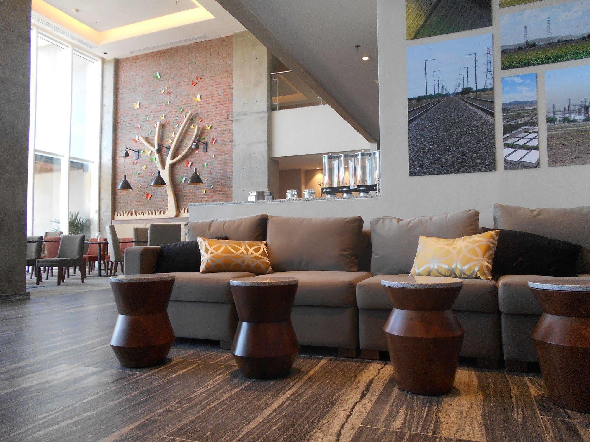 Fiesta Inn Suites Aeropuerto Del Bajio Silao Zewnętrze zdjęcie